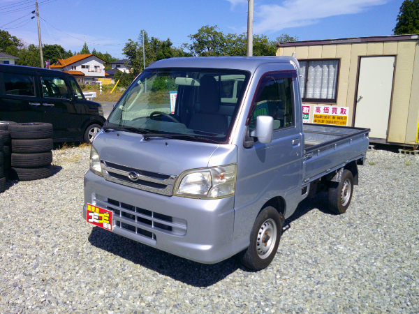 ハイゼットトラック エクストラ 《低価格車コーナー》 車検２年付、自社保証付、登録諸費用・R券込み、タイヤ＆バッテリー現状、店頭お渡し／５ＭＴ ４ＷＤ エアコン付き ＥＴＣ タイミングチェーンのサムネイル