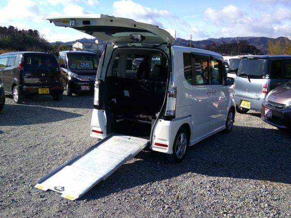 N BOX+ カスタム G 福祉車両 車いす仕様車 《低価格車コーナー》 車検２年付、自社保証付、登録諸費用・R券込み、タイヤ＆バッテリー現状、店頭お渡し／ナビ バックカメラ スロープ スマートキー 両側パワースライドドア タイミングチェーンのサムネイル