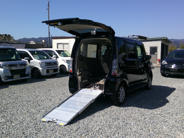 N-BOX+ GLパッケージ 福祉車両 車いす仕様車  ４WD《低価格車コーナー》 車検２年付、自社保証付、登録諸費用・R券込み、タイヤ＆バッテリー現状、店頭お渡し／バックカメラ スロープ スマートキー 両側パワースライドドア タイミングチェーンのサムネイル