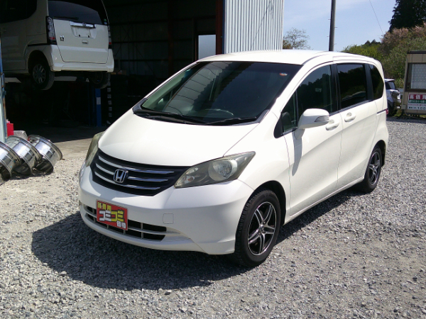 フリード Gジャストセレクション 1500cc 8人乗り 《低価格車コーナー》 車検２年付、自社保証付、登録諸費用・R券込み、タイヤ＆バッテリー現状、店頭お渡し／ナビ ETC 左パワースライドドア タイミングチェーンのサムネイル